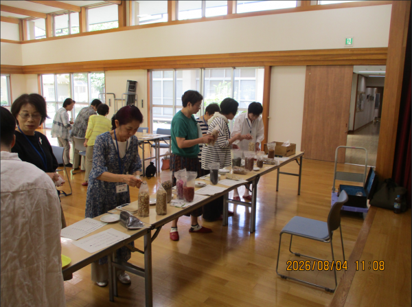 思い思いのお茶を選んでいます