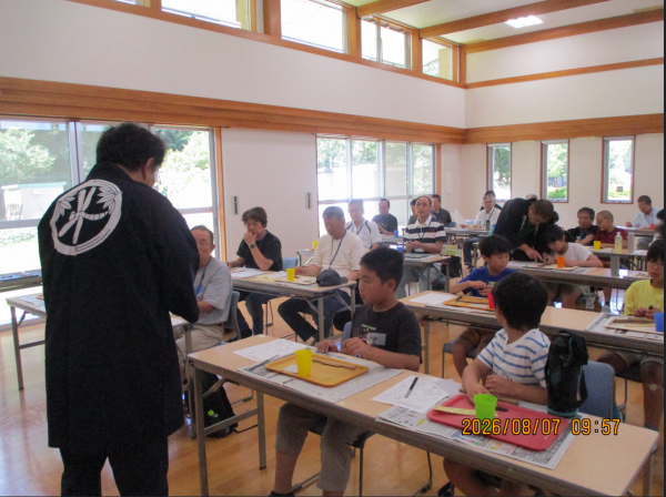開講して説明を受ける受講生