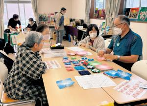 談笑しながら折り紙工作