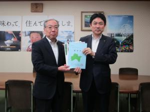 椎根会長から佐藤副知事へ要望書を手交しています。