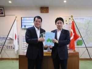 椎根会長から矢吹議長へ要望書を手交しています。