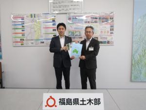 椎根会長から矢澤土木部長へ要望書を手交しています。