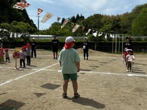 運動会予行練習の開会式で紅白に分かれて並んでいる児童