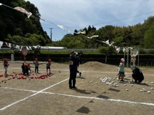 紅白玉入れをしている児童