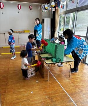 児童が手作りのわにわにパニックを楽しんでいる