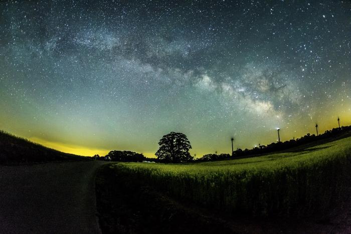 佐久間さんが撮影した布引風の高原の夜景の写真