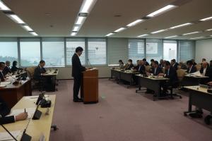 決算概要の説明をする椎根市長