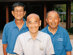 海老根伝統手漉き和紙保存会の皆さんの写真