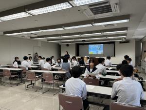 星先生によるクスノキの授業の様子