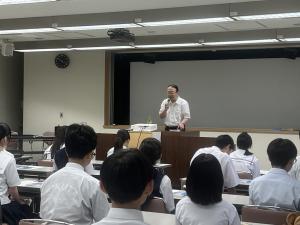 安藤様による朝河貫一博士についての授業の様子