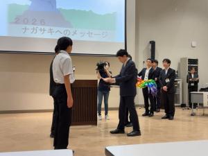 椎根市長から団長へ、平和へのメッセージ付託