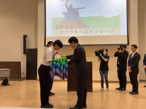 椎根市長から派遣団員代表に千羽鶴のお渡し