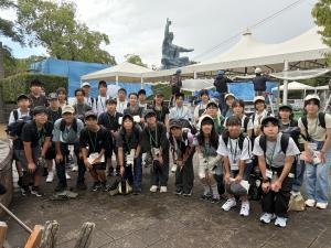 平和祈念像の前での集合写真