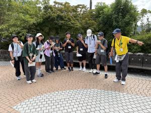 平和公園で平和案内人のお話を聞く様子