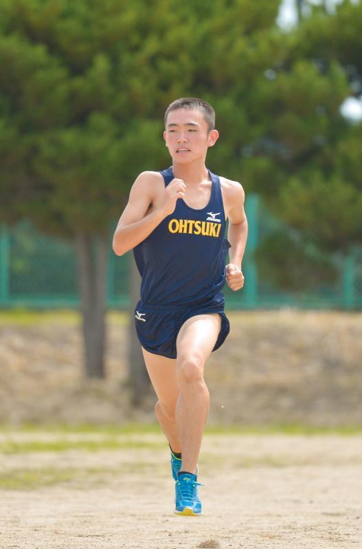 藤宮歩さんが陸上競技を練習する写真