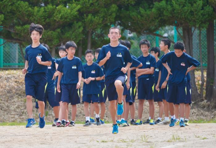 藤宮さんが手の振りや足の上がり具合などを練習で確認している写真