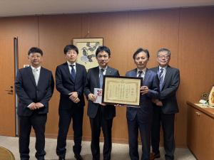 寄附受納・感謝状贈呈(KDDI株式会社様)