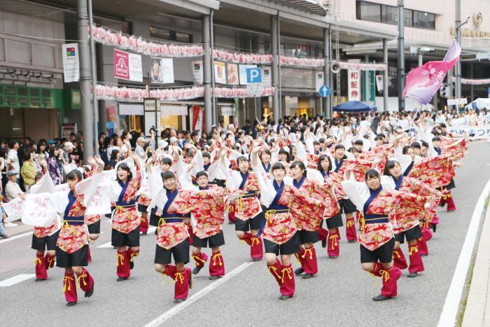 うねめまつりであさか開成高校よさこい部開成舞彩のメンバーが踊っている写真