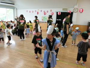 すみっこ音頭踊る様子