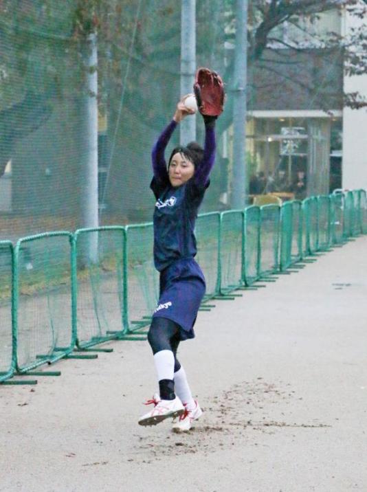 投球練習をする湯田さんの画像