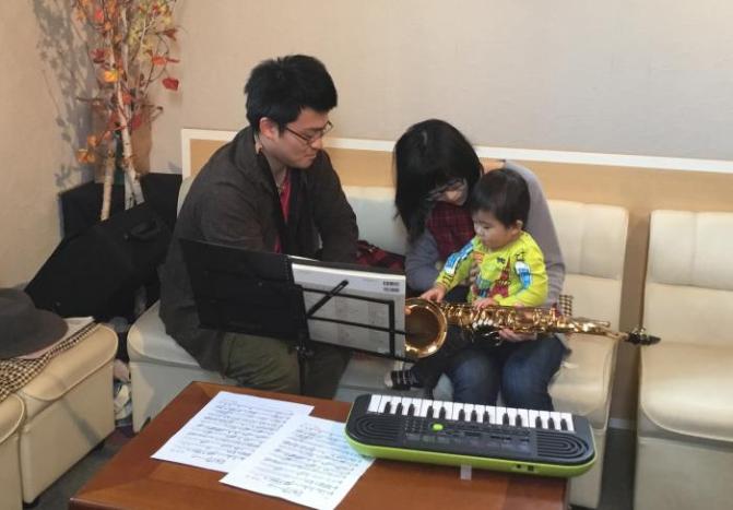 アマービレの活動に参加し、親子で楽器を体験している写真
