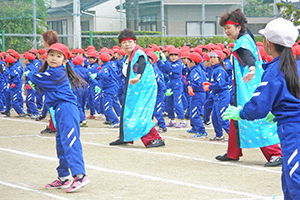 運動会で手伝う協議会の皆さんの写真