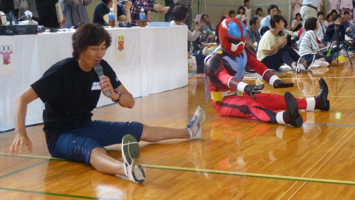 運動会で体操を教えるダバイザーの写真
