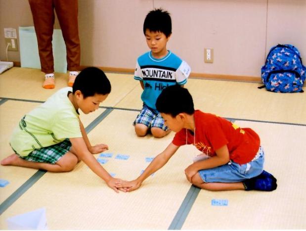 百人一首をするこどもの写真