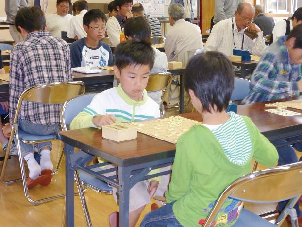 小学1年生の古川雅也さんが教室で将棋を指している写真