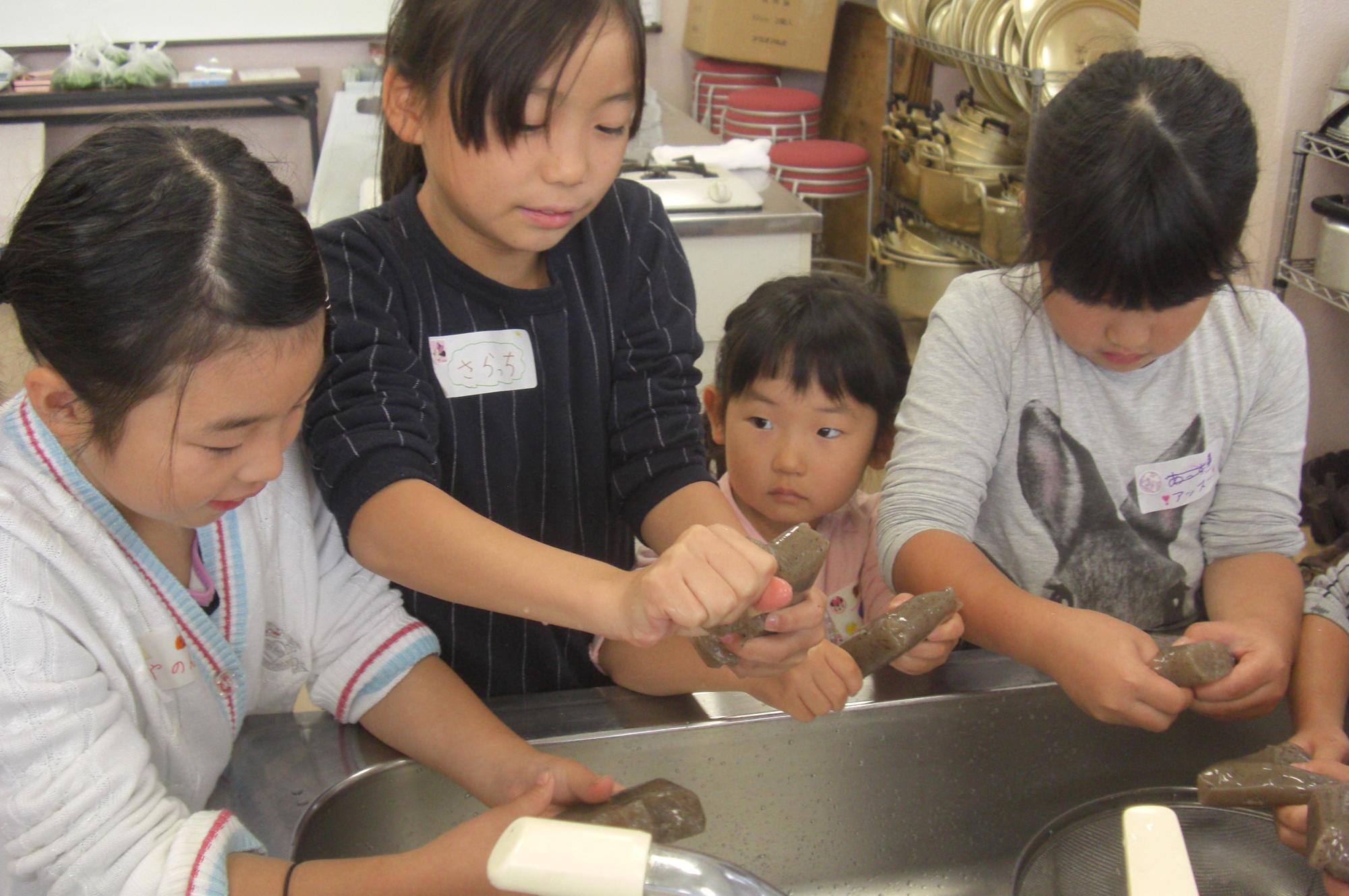 イベントで楽しそうにする子どもの写真