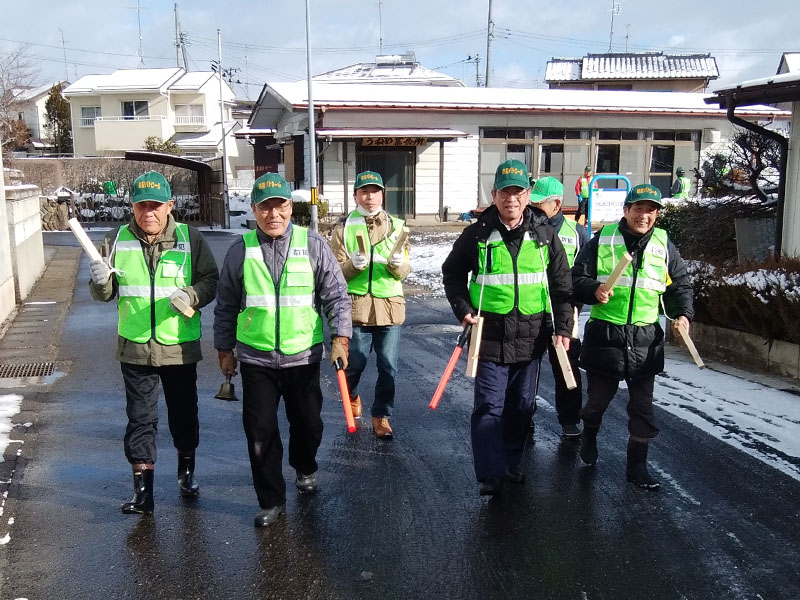 拍子木を鳴らして、不審者が近づきにくい環境づくりを行う「うねめ町安心パトロール」