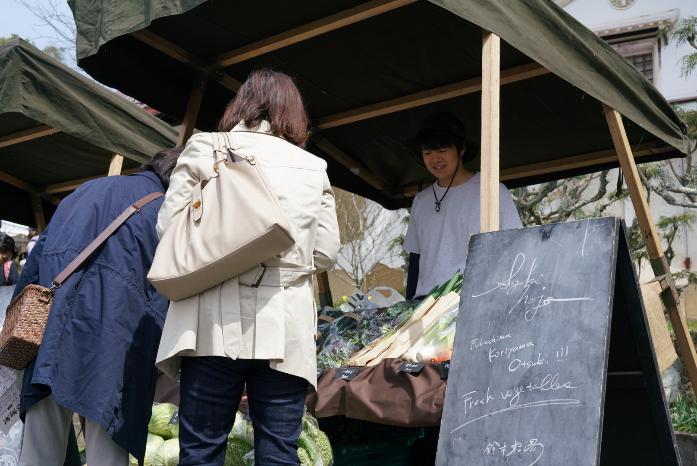 マルシェで野菜などを販売する鈴木さんの画像