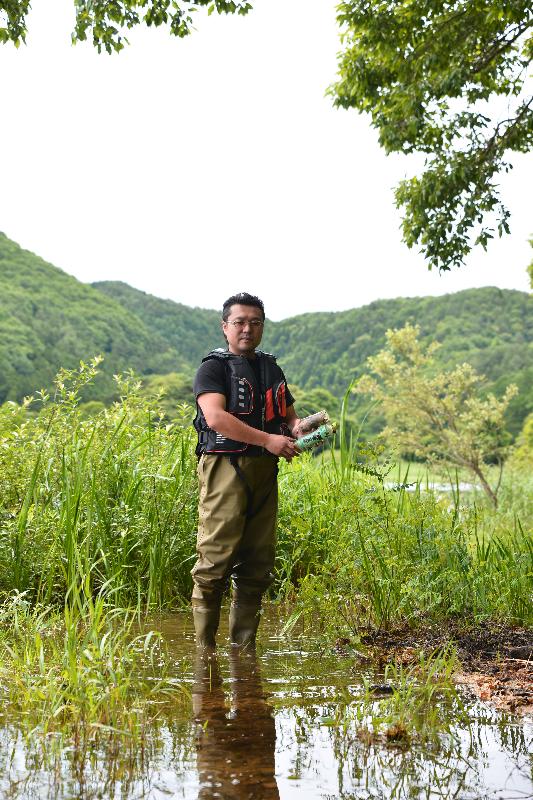渡邉永喜さんが猪苗代湖で清掃活動している写真