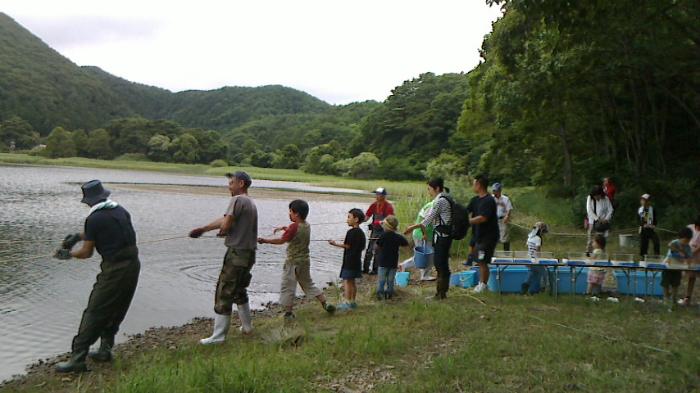 鬼沼で湖の生き物を調査のための魚釣りをしている写真