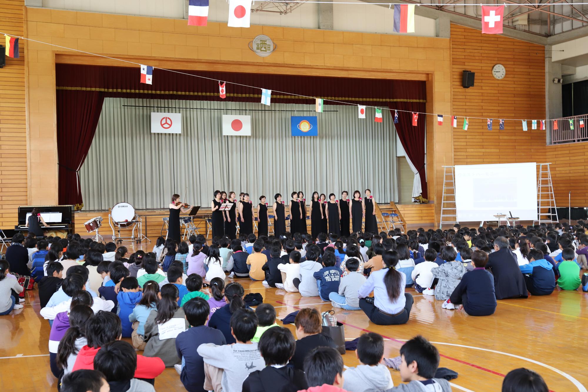 学校で歌声を披露する様子