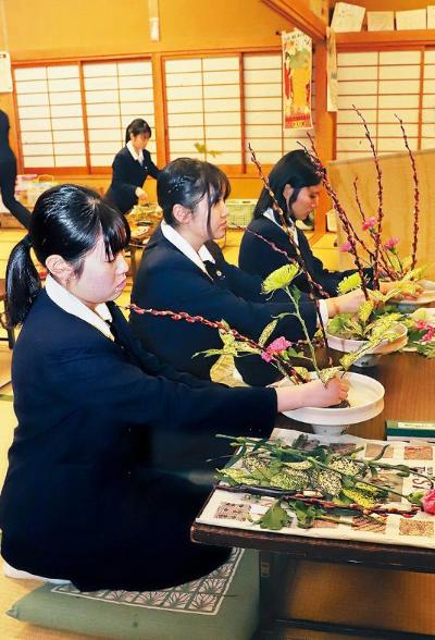 安積黎明華道部の部員が生け花をしている画像