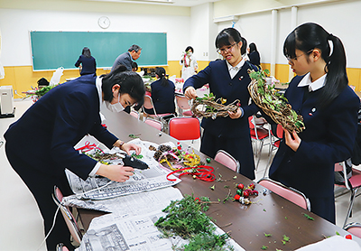 12月にクリスマスリースを作っている画像