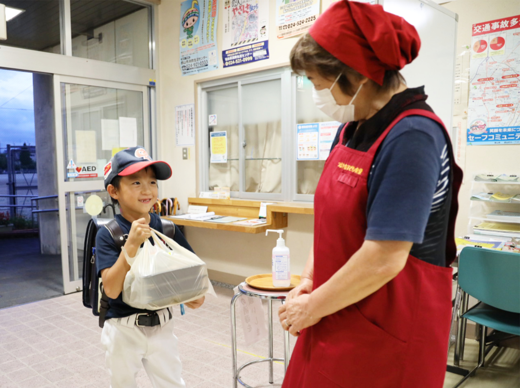 お弁当を渡しながらコミュニケーションの画像