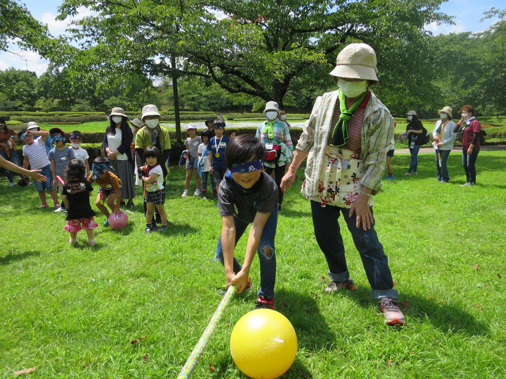 子どもから大人まで笑い声であふれる交流イベントの画像