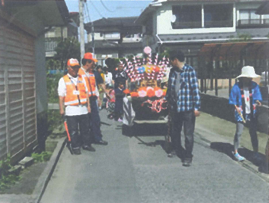 地域の秋祭りでは、交通整理で子どもの安全も見守るの画像