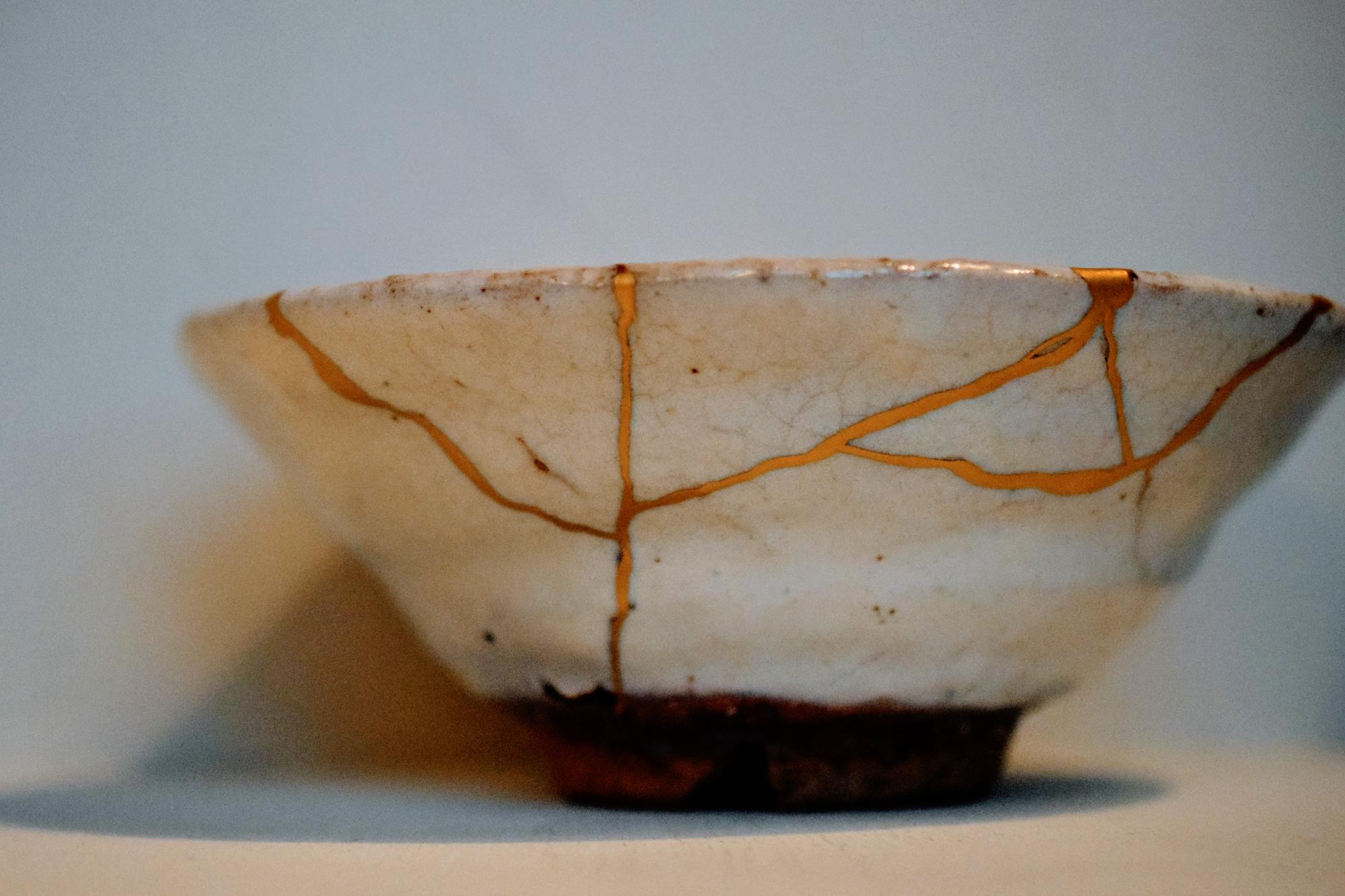金継ぎによって長く愛される陶器の器の画像