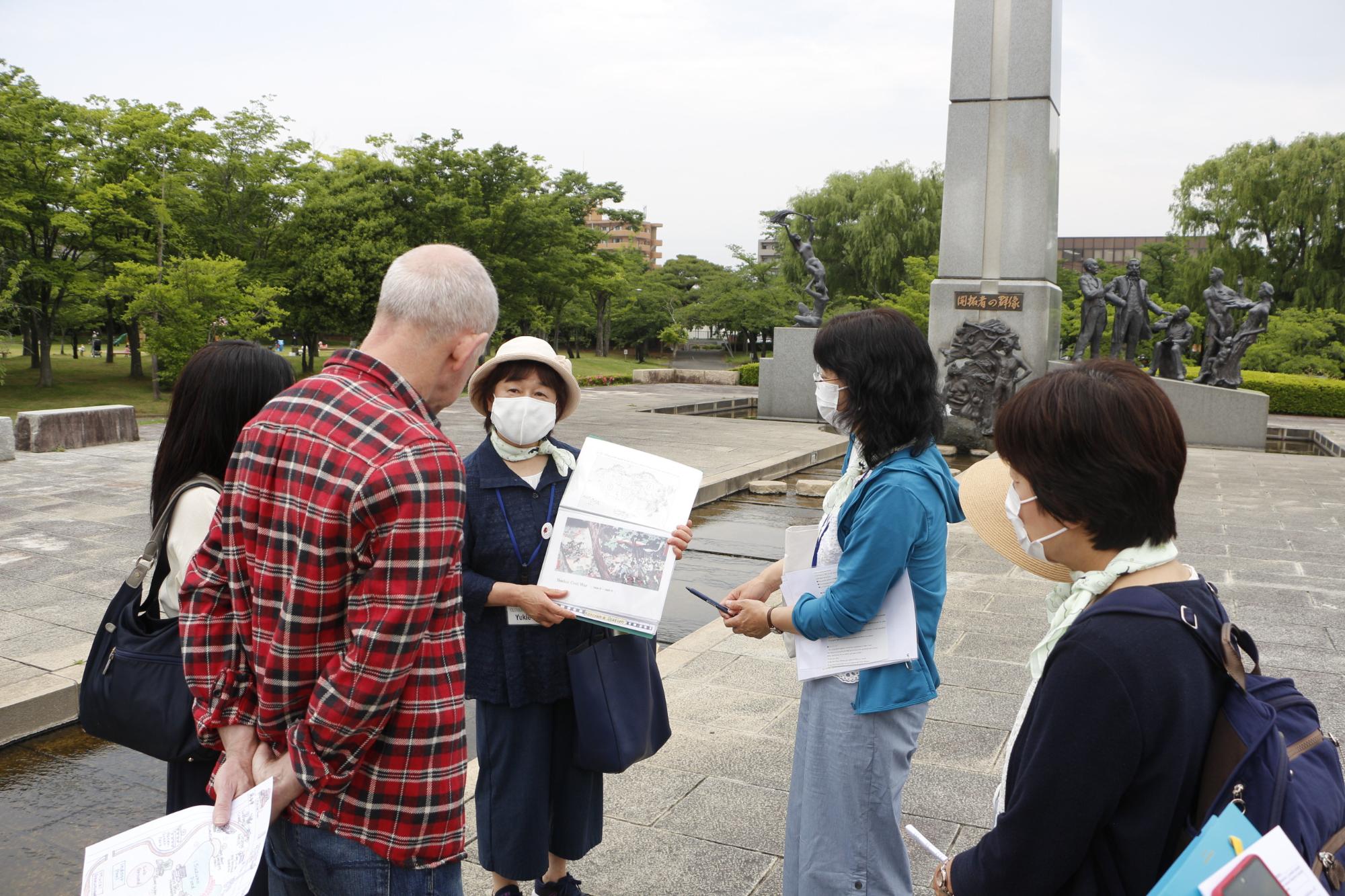 開成山公園を歩きながら、安積開拓の歴史を説明の画像