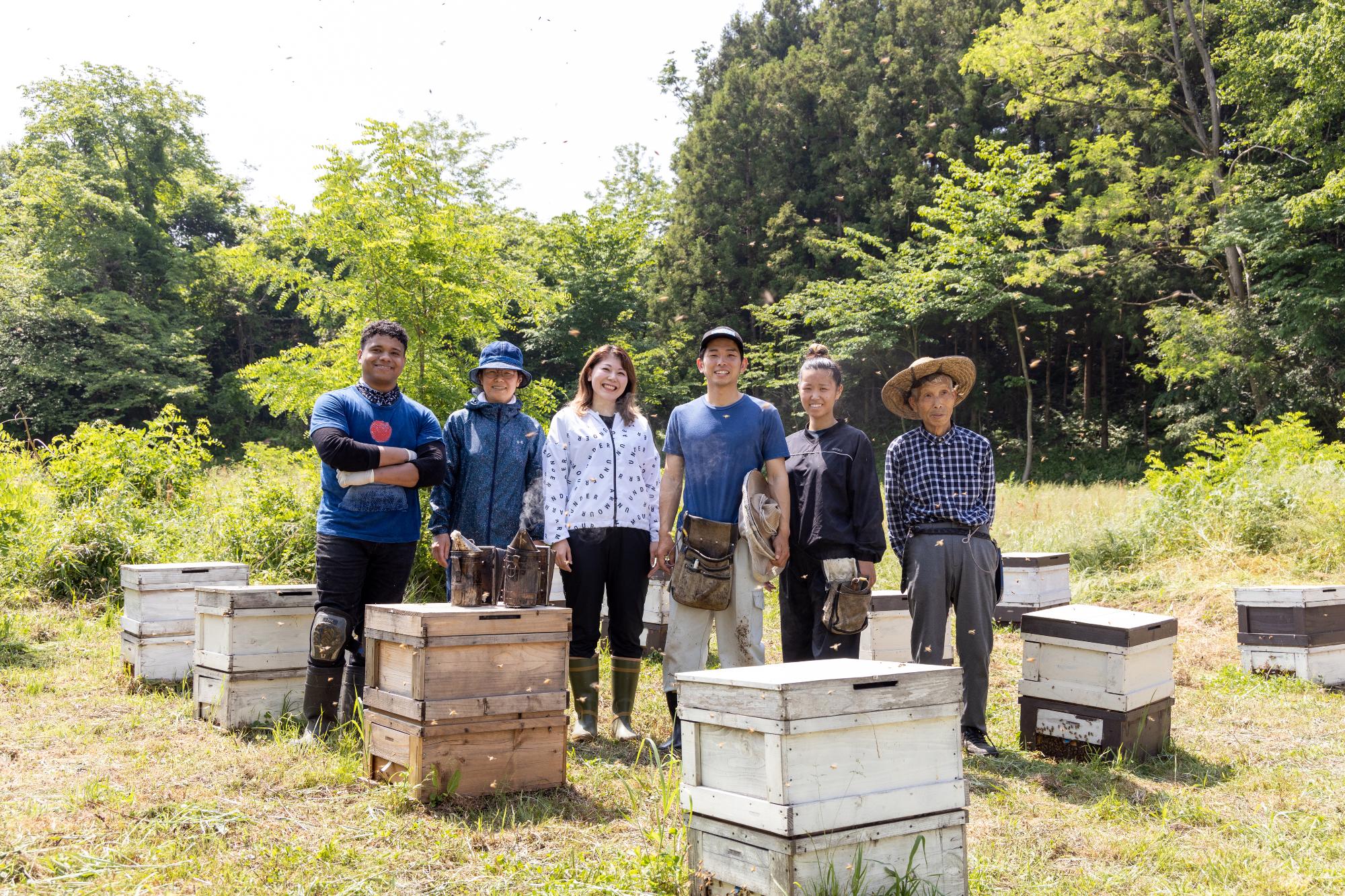 親子3代で養蜂業を営む後藤さん一家の画像