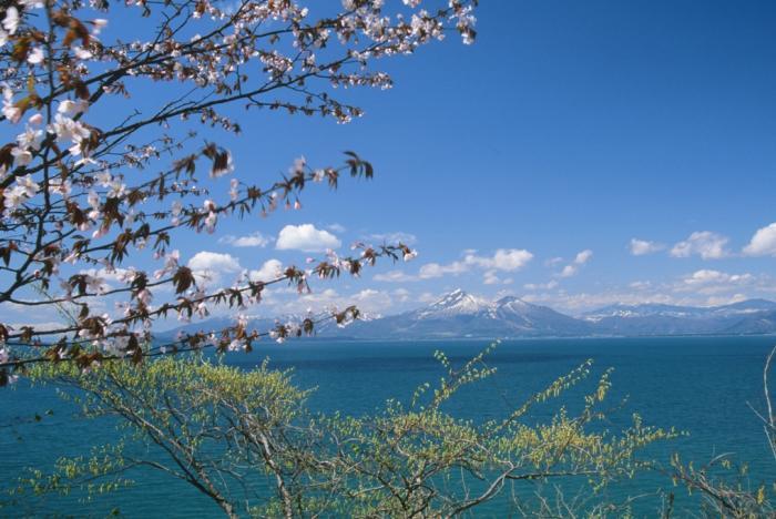湖水越しの磐梯山の写真