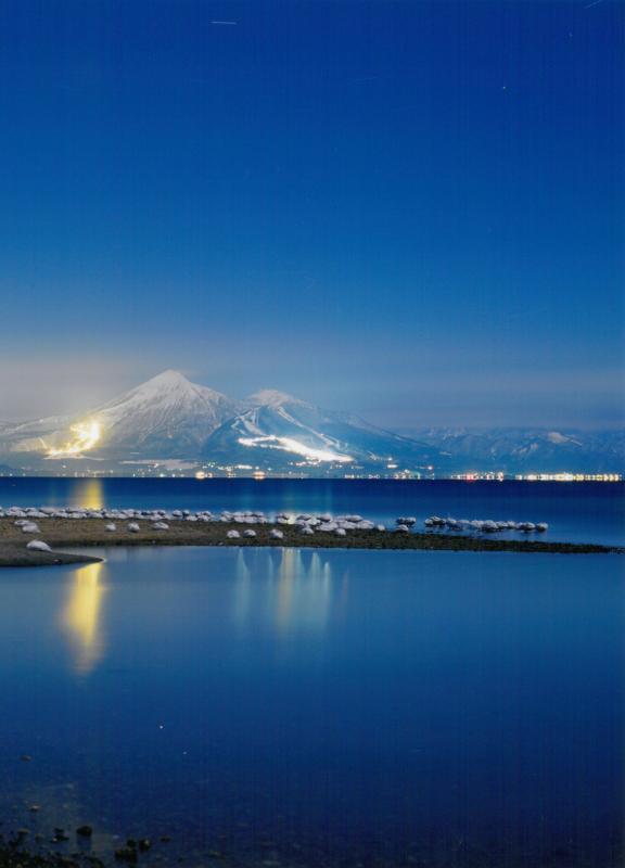 磐梯山と猪苗代湖の夜の写真
