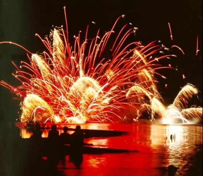 「湖まつり」で行われる湖上の花火大会の写真