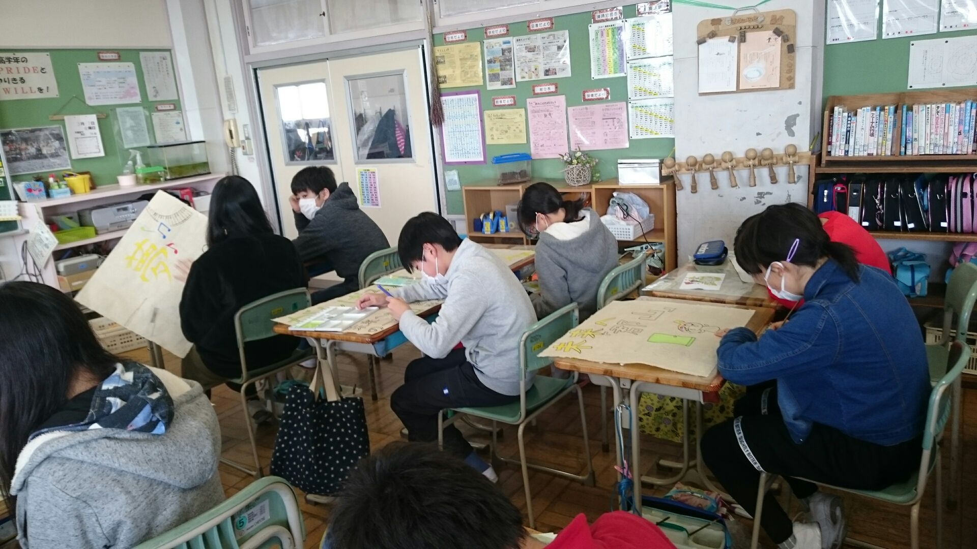 小学生が和紙にメッセージを描いている様子