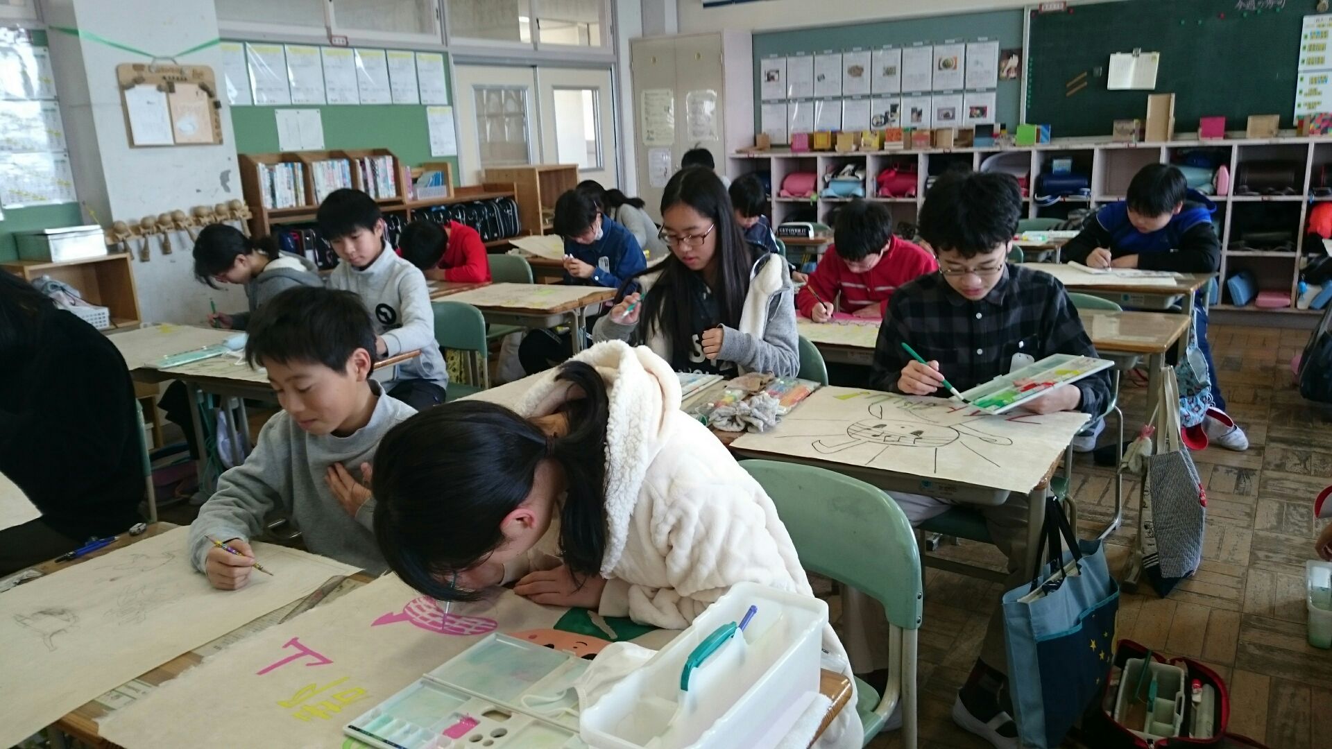 小学生が和紙に絵を描いている様子