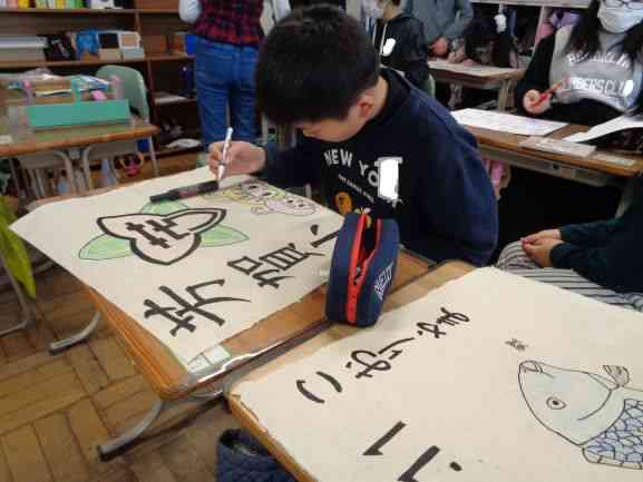 小学生が描いた和紙の絵と描いている様子