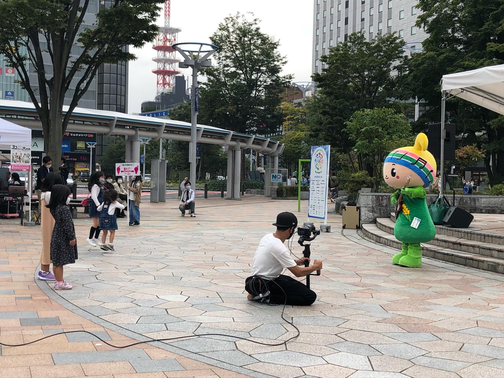 観客と距離を保って演奏するがくとくん